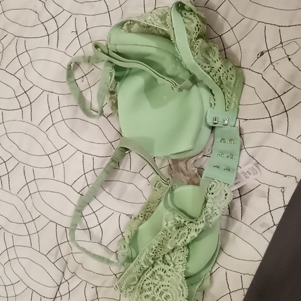 4 Bras - Picture 5 of 7
